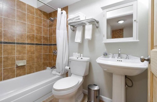 Northeast Maison | Two DC Rowhouses Large Groups Sleeps 21