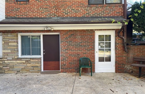 Silver Spring Maison | Two Double Beds, Bathroom, Shower, Fridge, MW, TV, Wifi - 64.