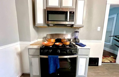 Niagara Falls Maison | Two Homes, 5 Min to Falls, Sleeps 20, 4 Min Apart