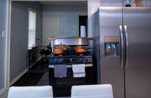 Niagara Falls Maison | Two Homes, 5 Min to Falls, Sleeps 20, 4 Min Apart
