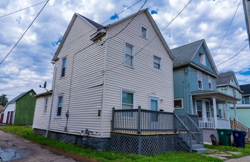 Niagara Falls Maison | Two Homes, 5 Min to Falls, Sleeps 20, 4 Min Apart