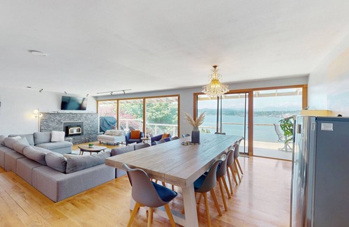 Retsil Maison | Two homes in one - panoramic sound views - two kitchens, fireplaces & jetted tub