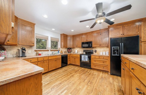 Bixby Maison | Two Homes on 160 Acres | Stocked Lakes | Firepit | Trails | 30 Minutes to Tulsa