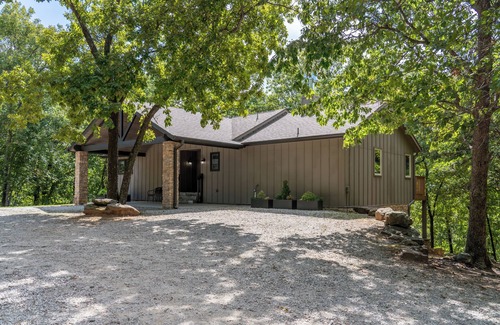 Bixby Maison | Two Homes on 160 Acres | Stocked Lakes | Firepit | Trails | 30 Minutes to Tulsa