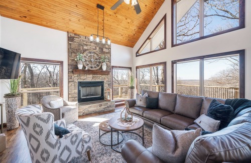 Bixby Maison | Two Homes on 160 Acres | Stocked Lakes | Firepit | Trails | 30 Minutes to Tulsa