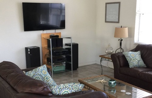 Boardwalk Cottage | Two minutes from the beach