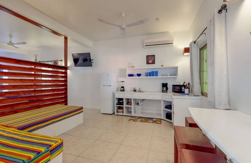 Caye Caulker Maison | Deux studios tropicaux ouverts avec un excellent emplacement à deux pas de la plage et des restaurants!