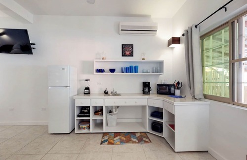 Caye Caulker Maison | Deux studios tropicaux ouverts avec un excellent emplacement à deux pas de la plage et des restaurants!