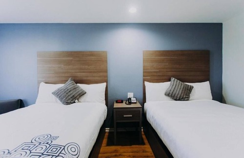 Clear Lake Shores Hôtel | Two Queen Beds Room, Scottish Inn & Suites, Flat-Screen TV, Right off Route 146