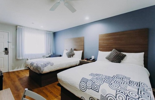 Clear Lake Shores Hôtel | Two Queen Beds Room, Scottish Inn & Suites, Flat-Screen TV, Right off Route 146