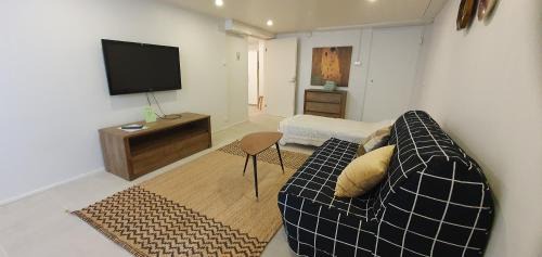 Lantinen District Appartement | Two room 54m2 apt, WiFi, free parking, terrace, near central park