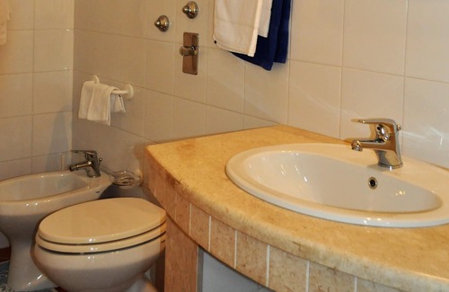 Castelluzzo Villa | Appartement de deux pièces entouré de verdure, vue mer, wi-fi gratuit.
