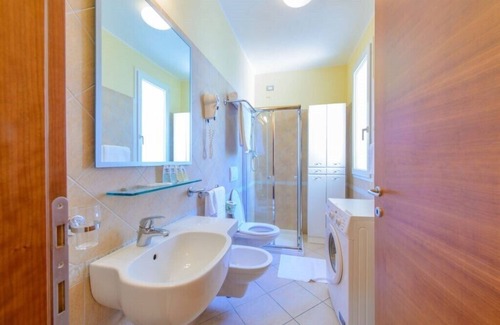Viserbella Appartement | SUITE DEUX PIECES N ° 5, A 20 METRES DE LA MER, MEUBLEE AVEC PARKING PRIVE.