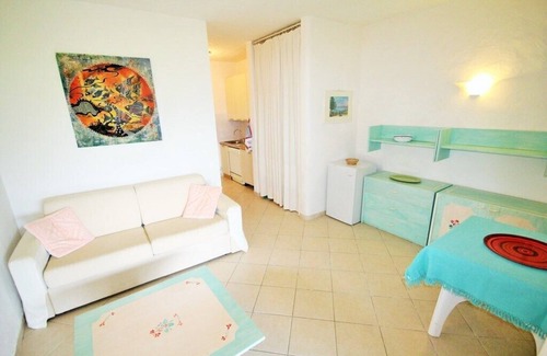 Golfo di Marinella Appartement | Rez-de-chaussée deux pièces à 100 mètres de la plage et établissement avec bar-restaurant