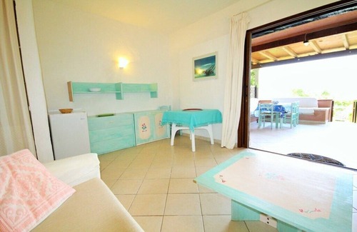Golfo di Marinella Appartement | Rez-de-chaussée deux pièces à 100 mètres de la plage et établissement avec bar-restaurant