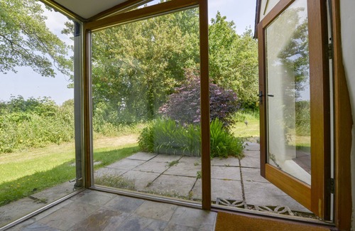 Sourton Cottage | TWO SHOES COTTAGE, pet friendly, with open fire in Sourton Down
