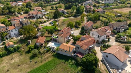 Nedescina Maison | Two Stone Houses Iva