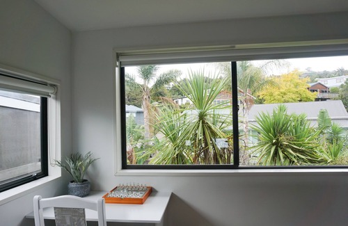 Whitianga Villa | Situé à 100 mètres de la plage, l'établissement dispose d'une piscine extérieure.