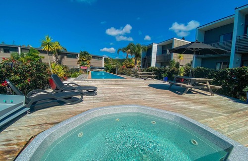 Whitianga Villa | Situé à 100 mètres de la plage, l'établissement dispose d'une piscine extérieure.