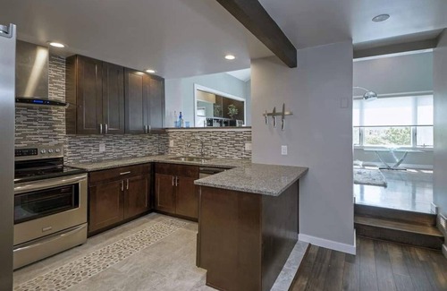 Downtown Wilmington Copropriété | Two-story condo in luxury townhouse. Free parking.
