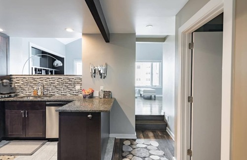Downtown Wilmington Copropriété | Two-story condo in luxury townhouse. Free parking.