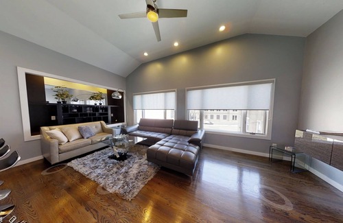 Downtown Wilmington Copropriété | Two-story condo in luxury townhouse. Free parking.