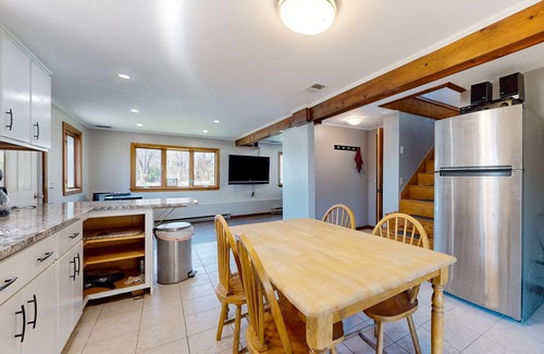 Sandown Maison | Two-story dog-friendly home with a lake view, deck, gas grill