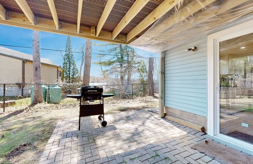 Sandown Maison | Two-story dog-friendly home with a lake view, deck, gas grill