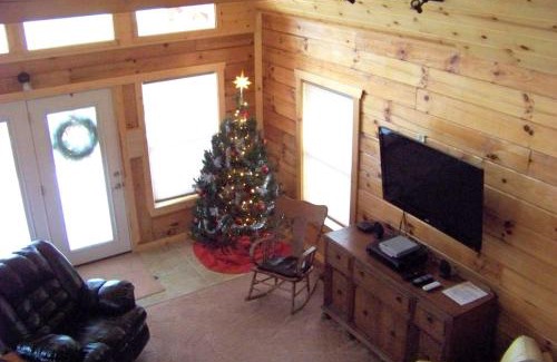 Steelville Maison | Two-Story Log Cabin Rental with a Hot Tub near Upper Meramec River, Missouri