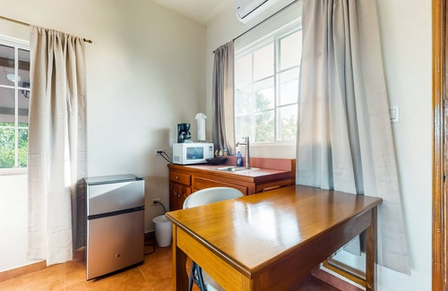 Hopkins Appartement | Two studios w/ ocean views, deck, partial AC & free WiFi - close to the beach