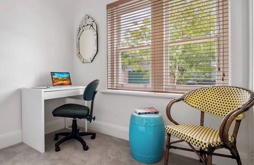 Albert Park Appartement | Two Terrific A+ Albert Park Apartments. 4BR. 2BTH.