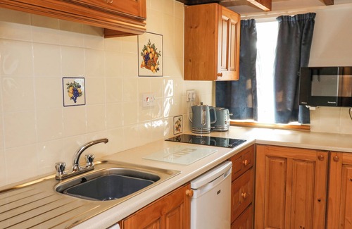 Llandysul Cottage | TY BACH TWT, romantic, with a garden in Cross Inn