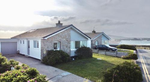 Trearddur Bay Appartement | Ty Bychan- Sea Views- Pet Friendly-Secure Garden-4 Bed