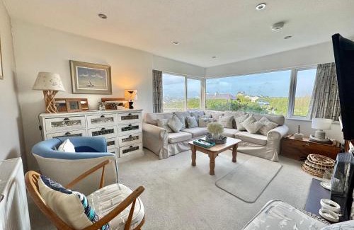 Trearddur Bay Appartement | Ty Bychan- Sea Views- Pet Friendly-Secure Garden-4 Bed