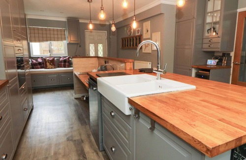 Bethania Maison | TYNEWYDD FIELDS, pet friendly, with pool in Cross Inn