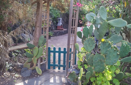Vulcanello Appartement | Maison éolienne typique avec jardin, Vulcano, îles Éoliennes.