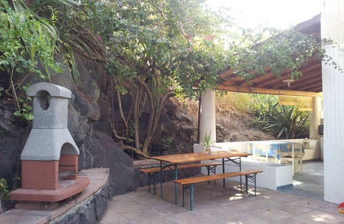 Vulcanello Appartement | Maison éolienne typique avec jardin, Vulcano, îles Éoliennes.