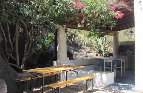 Vulcanello Appartement | Maison éolienne typique avec jardin, Vulcano, îles Éoliennes.