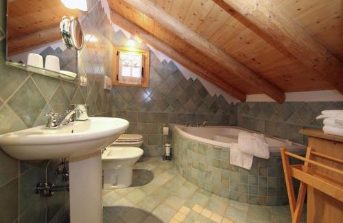 Bellamonte Maison | Typical Cottage in Bellamonte Italy with bubble bath