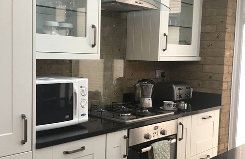 Friern Barnet Maison | Maison anglaise typique avec jardin privé ensoleillé proche du centre de Londres