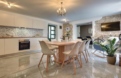 Gajana Maison | Maison de vacances typique avec piscine privée, baby-foot, salle de sport
