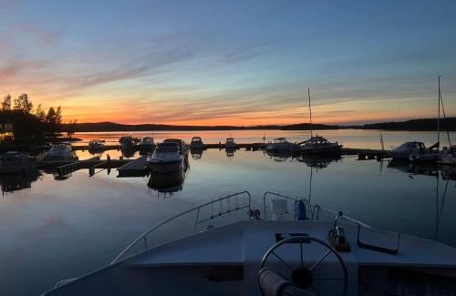 Vaaksy Location De Bateaux | Tyylikäs jahti Vääksyn kanavan lähellä