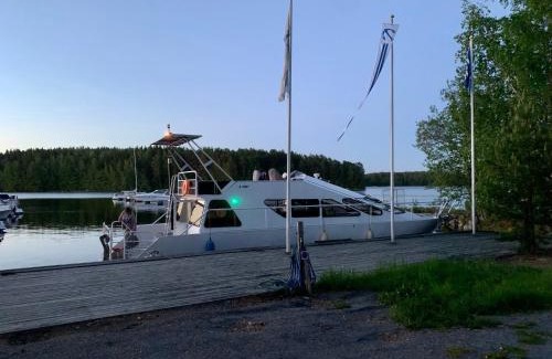 Vaaksy Location De Bateaux | Tyylikäs jahti Vääksyn kanavan lähellä