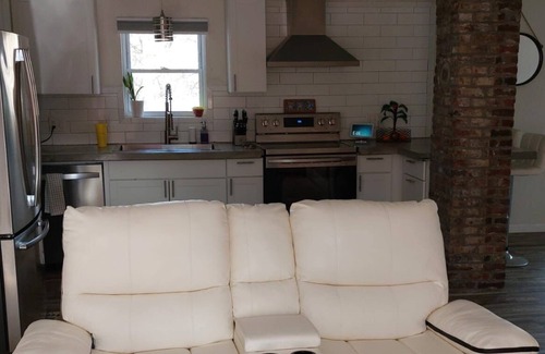 Verona Maison | U.S. Open Charming 2-bedroom house with AC, WiFi in pleasant Oakmont
