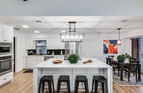 Southwest Carrollton Maison | Ultimate Comfort & Modern Elegance in our Renovated Pool House with Hot Tub