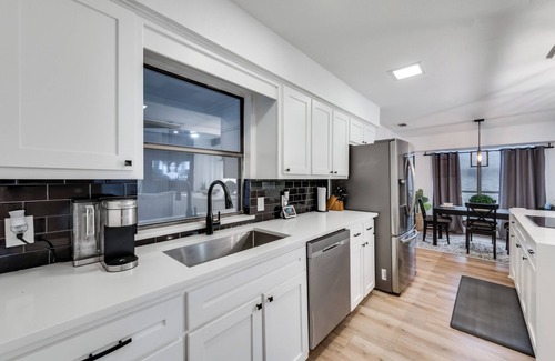 Southwest Carrollton Maison | Ultimate Comfort & Modern Elegance in our Renovated Pool House with Hot Tub