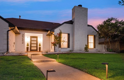 Southwest Carrollton Maison | Ultimate Comfort & Modern Elegance in our Renovated Pool House with Hot Tub