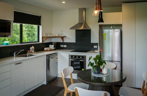 Prebbleton Cottage | Escapade Ultimate Country Spa (Ohana)