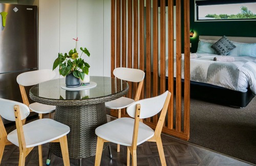 Prebbleton Cottage | Escapade Ultimate Country Spa (Ohana)
