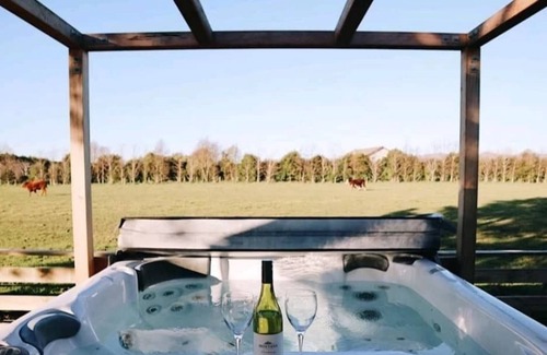 Prebbleton Cottage | Escapade Ultimate Country Spa (Ohana)